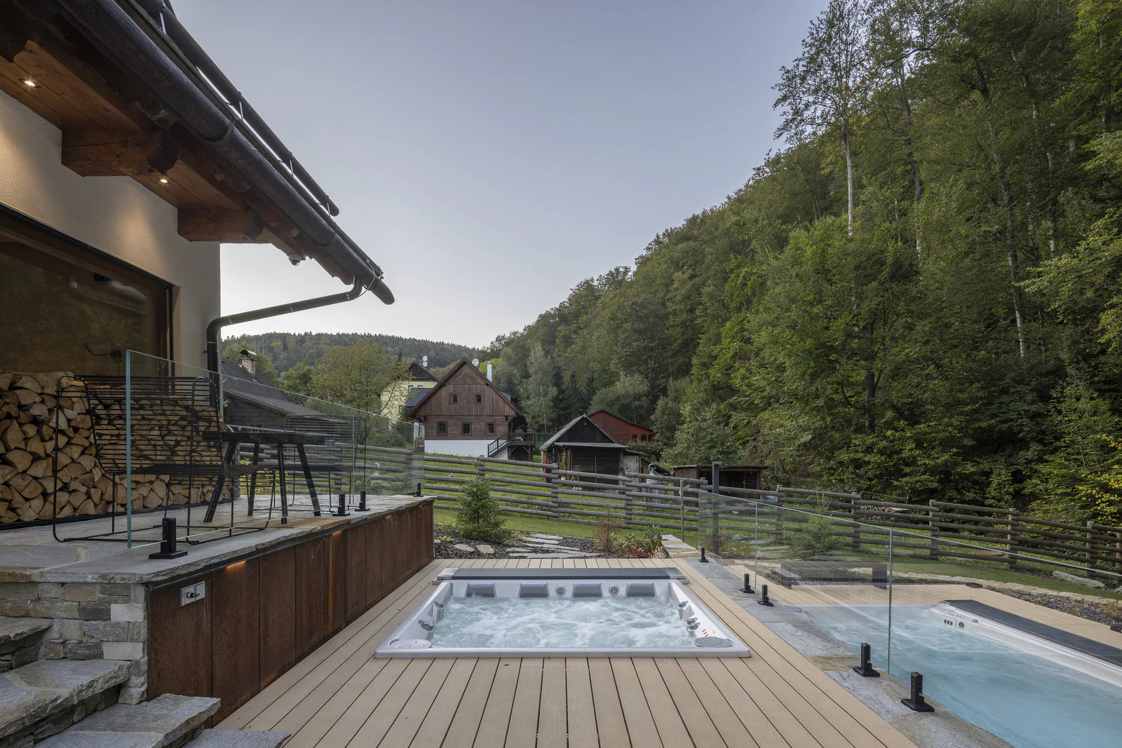 Moderner Wellnessbereich mit Whirlpool