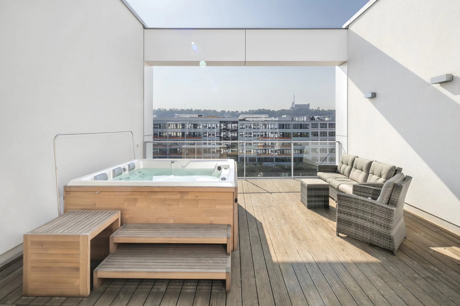 USSPA Premium Whirlpool in einem modernen Wellnessbereich