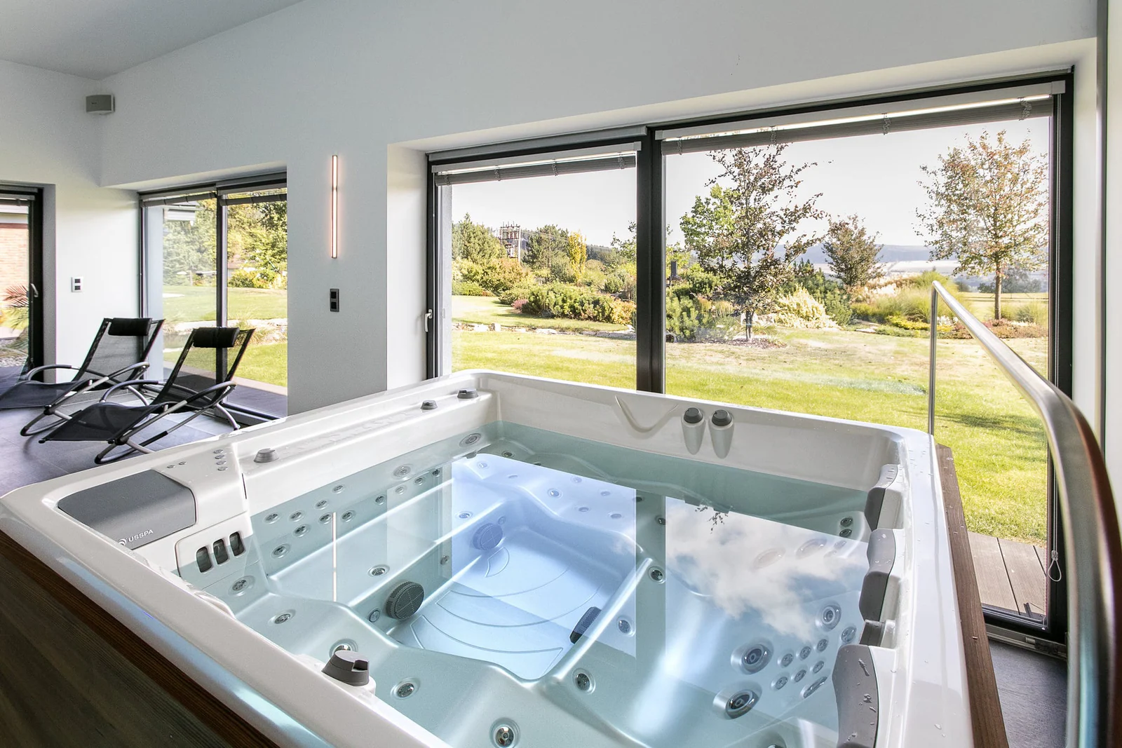 Integrierter Whirlpool in moderner Architektur