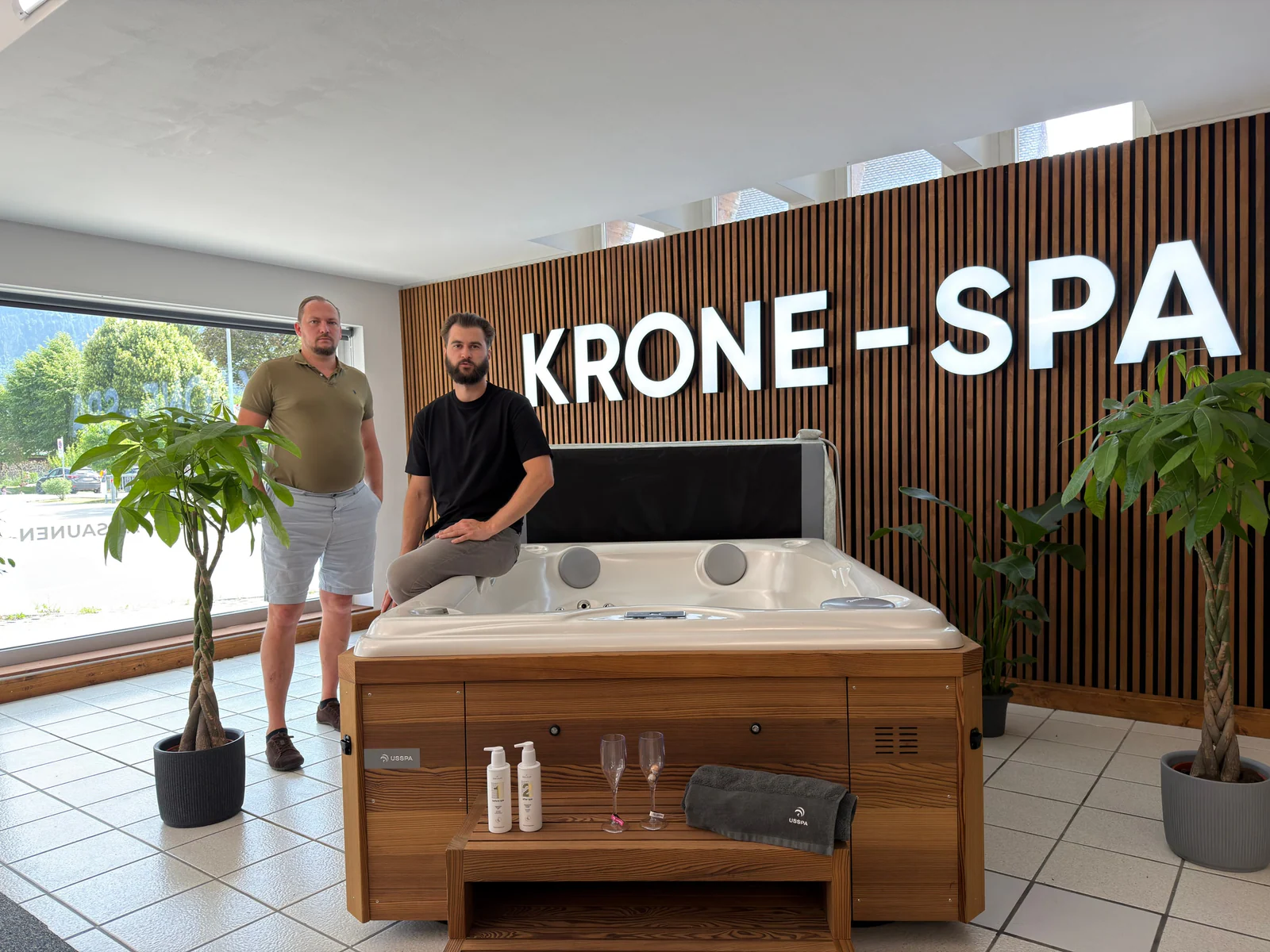 Das KRONE-SPA Team im Showroom in Bludesch