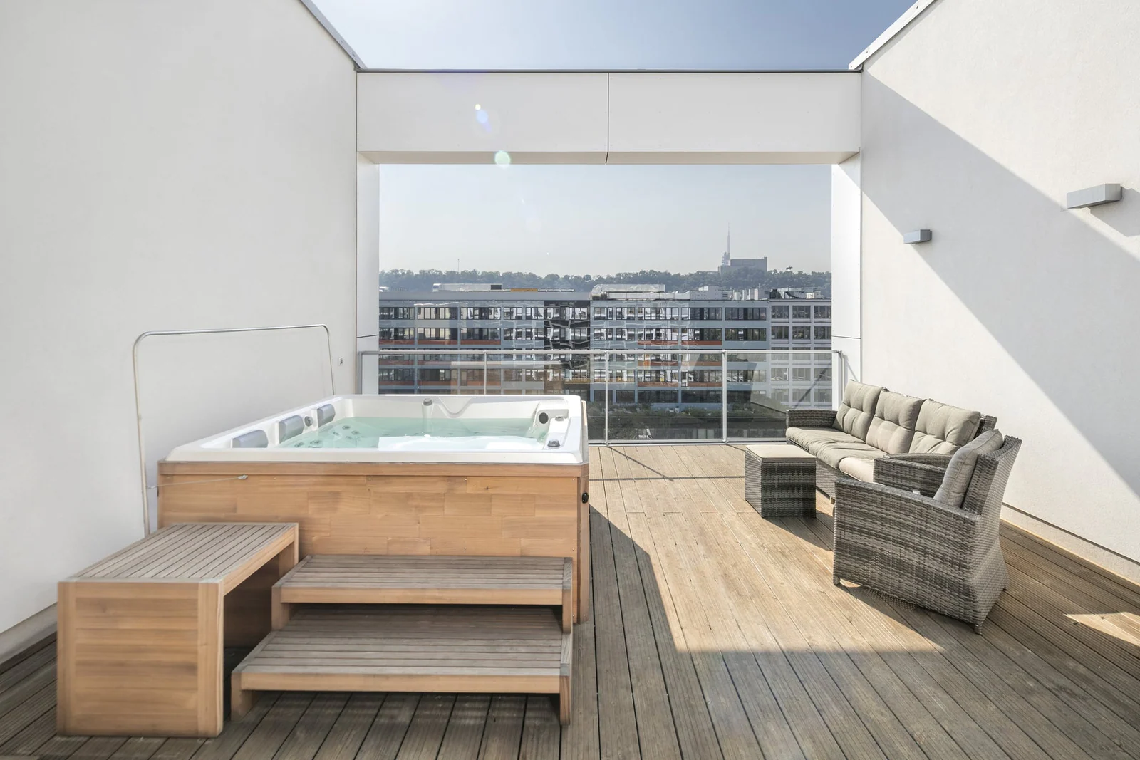 Premium Whirlpool von KRONE SPA in moderner Architektur