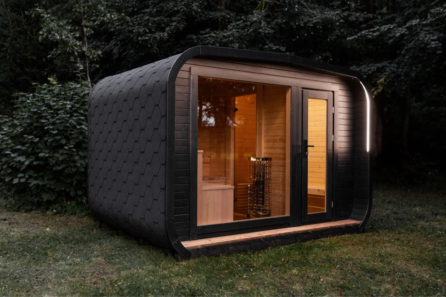 LUX Sauna mit abgerundeter Außenform